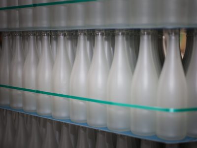 Inter botellas apiladas (1)